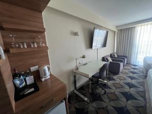 a room with a desk in a hotel room at The Gladstone in Gladstone