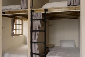 una stanza con due letti a castello e una scala di 東衛參捌 陶藝旅店 a Magong
