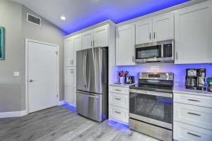 Dapur atau dapur kecil di Apollo Beach Getaway with Dock and Pool!