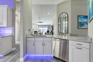 Dapur atau dapur kecil di Apollo Beach Getaway with Dock and Pool!