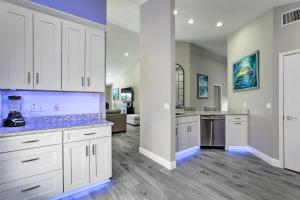 Dapur atau dapur kecil di Apollo Beach Getaway with Dock and Pool!