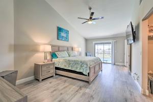 Katil atau katil-katil dalam bilik di Apollo Beach Getaway with Dock and Pool! +25 gambar
