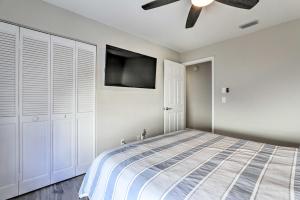 Katil atau katil-katil dalam bilik di Apollo Beach Getaway with Dock and Pool!