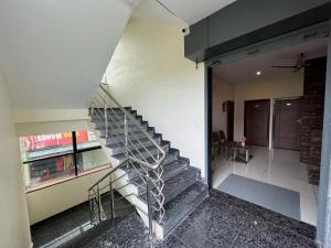 - un escalier en colimaçon dans un bâtiment avec fenêtre dans l'établissement Hotel JP Grand, à Bangalore