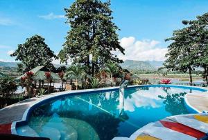 a large swimming pool with a water fountain at Sunrise Garden Lake Resort in Lahit