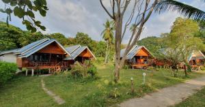 une rangée de cottages avec des toits bleus dans l'établissement Libong Garden Beach, à Ko Libong