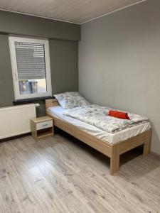 een kleine slaapkamer met een bed en een raam bij MZ Zimmervermietung 