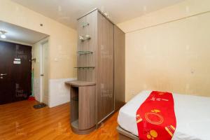 Postel nebo postele na pokoji v ubytování RedLiving Apartemen Serpong Green View - Hapukh Room Tower B