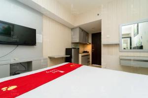TV a/nebo společenská místnost v ubytování RedLiving Apartemen Serpong Green View - Hapukh Room Tower B