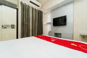 TV a/nebo společenská místnost v ubytování RedLiving Apartemen Serpong Green View - Hapukh Room Tower B