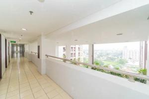 Balkón nebo terasa v ubytování RedLiving Apartemen Serpong Green View - Hapukh Room Tower B