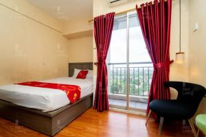Postel nebo postele na pokoji v ubytování RedLiving Apartemen Serpong Green View - Hapukh Room Tower B + 22 fotografií