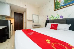 Postel nebo postele na pokoji v ubytování RedLiving Apartemen Serpong Green View - Hapukh Room Tower B