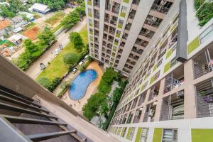 Bazén v ubytování RedLiving Apartemen Serpong Green View - Hapukh Room Tower B nebo v jeho okolí
