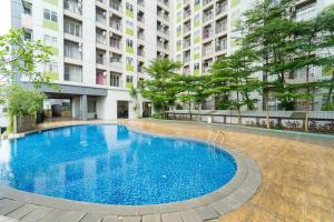 Bazén v ubytování RedLiving Apartemen Serpong Green View - Hapukh Room Tower B nebo v jeho okolí