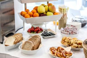 un buffet avec différents types de nourriture sur un comptoir dans l'établissement Hotel Oceanomare, à Punta Marina