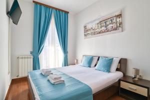 une chambre avec un grand lit avec des rideaux bleus dans l'établissement Garni Hotel Milica, à Herceg-Novi 53 autres photos