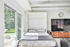 um quarto com uma cama e uma grande janela em Florida Getaway with Patio about 3 Mi to Beaches! em New Smyrna Beach