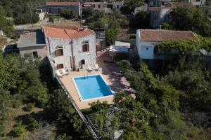 una vista aérea de una casa con piscina en Afroditi 4 Villa, en Margarítai