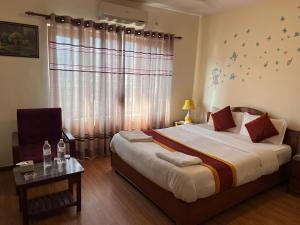Una cama o camas en una habitación de Hotel Pokhara View