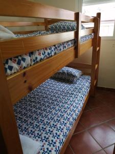 kilka łóżek piętrowych w pokoju w obiekcie Albergue La Pinilla w Madrycie