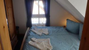 a bedroom with a bed with towels on it at Ferienwohnung " Lee " in Neuharlingersiel