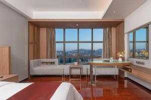 رامادا بلازا شينزين في شنجن: غرفة فندقية بسرير ونافذة كبيرة