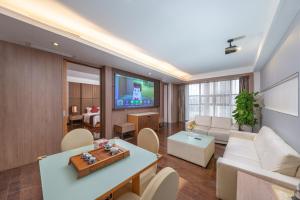 深圳的住宿－深圳火車北站豪派特華美達廣場酒店，客厅配有沙发和桌子