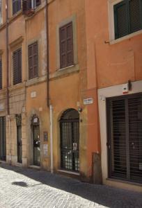un edificio con porte e finestre su strada di Navona Bear House a Roma
