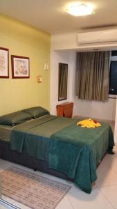 um quarto de hotel com duas camas e uma cadeira em VIP Copacabana Beach no Rio de Janeiro