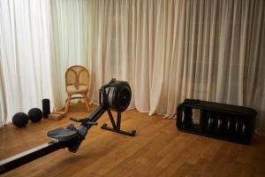 una cámara en una habitación con una silla y una mesa en The Agora Hotel - Adults Only en Pano Lefkara