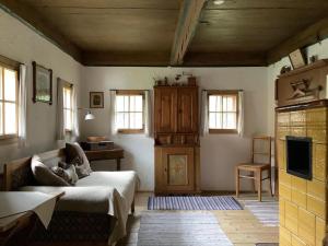 ein Wohnzimmer mit einem Bett und einem Sofa in der Unterkunft Ferienhaus Lindaubachgütl in Fieberbrunn