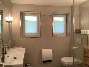 Ferienhaus Lindaubachgütl في فييبربرون: حمام مع حوض و مرحاض و نافذتين +17 صورة