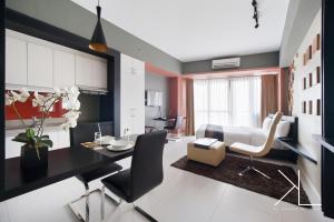 cocina y sala de estar con mesa y sillas en KL Serviced Residences Managed by HII en Manila