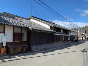 eine Reihe von Gebäuden auf der Straßenseite in der Unterkunft Guesthouse Shin in Ōmihachiman