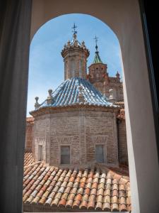 uitzicht op het dak van een gebouw bij Hotel Palacio La Marquesa 4 Estrellas SUP in Teruel