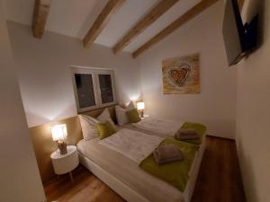 a bedroom with a large bed with two lamps at AusZeit Steiraland Penthouse 9 mit großen Balkon und Parkplatz in Leoben