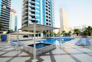 Bazén v ubytování Bay Central, Dubai Marina - Peaceful One Bedroom nebo v jeho okolí