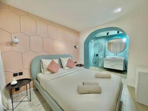 - une chambre avec un grand lit et un lavabo dans l'établissement Les 3 arches - Grenoble, à Grenoble