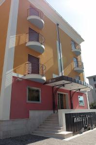 un edificio con escaleras y balcones. en Hotel Fly en Casoria