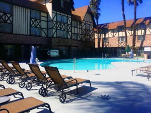Der Swimmingpool an oder in der Nähe von Anaheim Majestic Garden Hotel