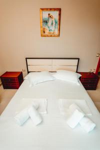 Un pat sau paturi într-o cameră la Golden Residence Family Resort