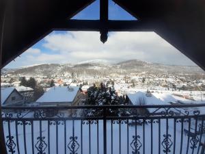 een balkon met uitzicht op een besneeuwde stad bij Markowe Domki in Szczyrk