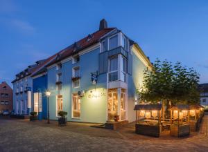 a building on a street at night at Hotel Nibelungen Hof in Xanten