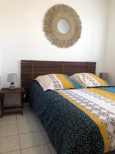 Ένα ή περισσότερα κρεβάτια σε δωμάτιο στο Appartement La Corniche Vue océan