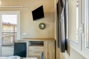 ein kleines Haus mit einem TV und einem Fenster in der Unterkunft Giuliano para 6 personas in Empuriabrava
