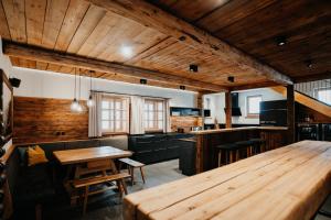 Kuchnia lub aneks kuchenny w obiekcie Chalet Knappenhütte