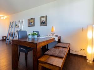 um quarto com uma secretária de madeira com cadeiras e uma mesa em Haus Putbus - Ferienwohnung Zeitlos em Altefähr