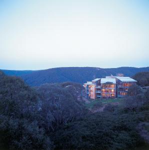 un grande condominio in mezzo alle colline di Frueauf Village a Falls Creek