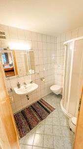 クライナルにあるLandhaus Försterlislのバスルーム(洗面台、トイレ、鏡付)